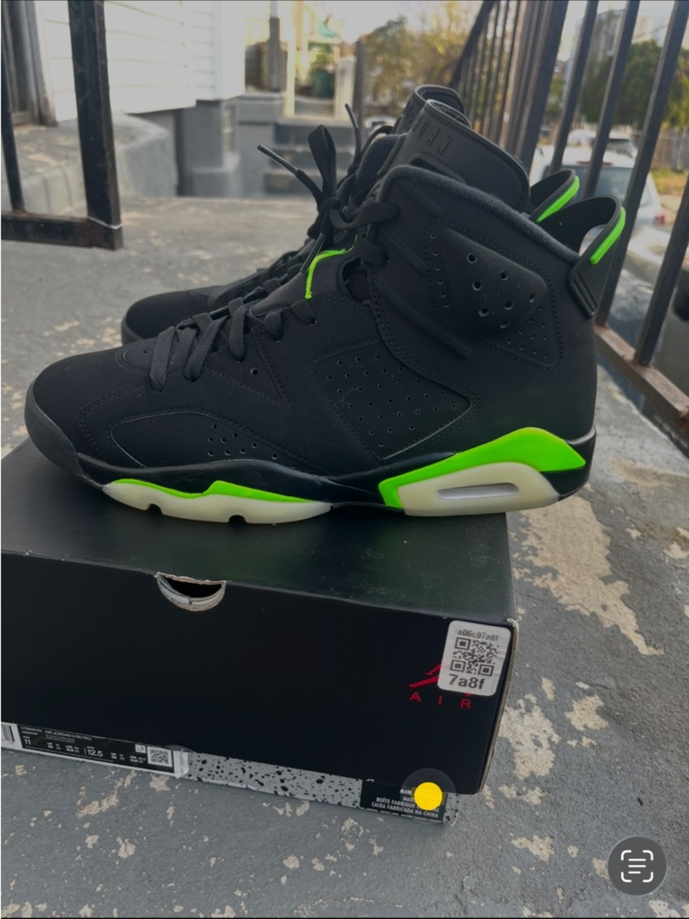 Air Jordan Retro 6 Sneakers - Black & Neon Green